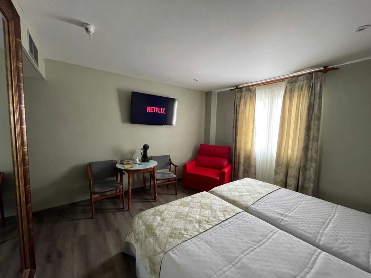 La Siesta Motel Villamarciel Bagian luar foto